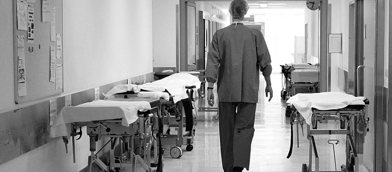 Σπάνια πάθηση «μετατρέπει» 29χρονη σε... ζόμπι - «Μια φορά ζούμε ας μην την χαλάμε» (φώτο)